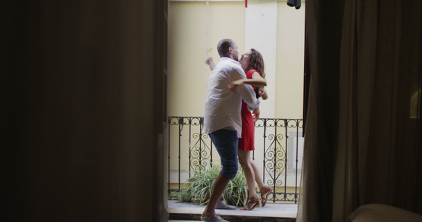 ζευγάρι πάει έξω επάνω στο μπαλκόνι - Πλάνα, βίντεο