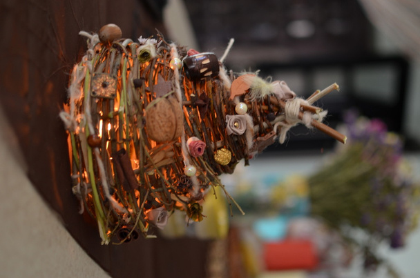 Древесная стружка на новогодней елке
 - Фото, изображение