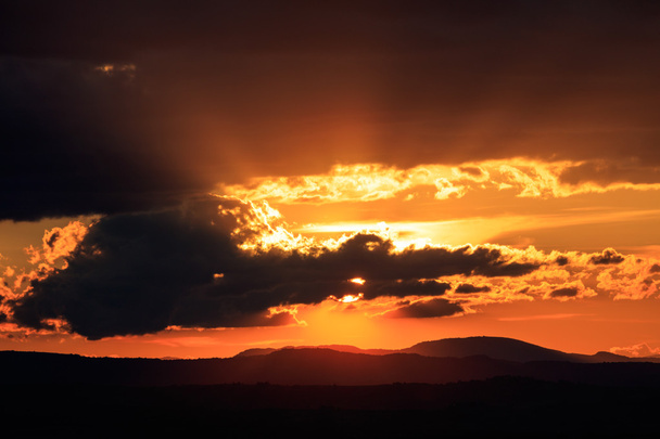 Akşam bulutların arasından parlayan güneş - Fotoğraf, Görsel