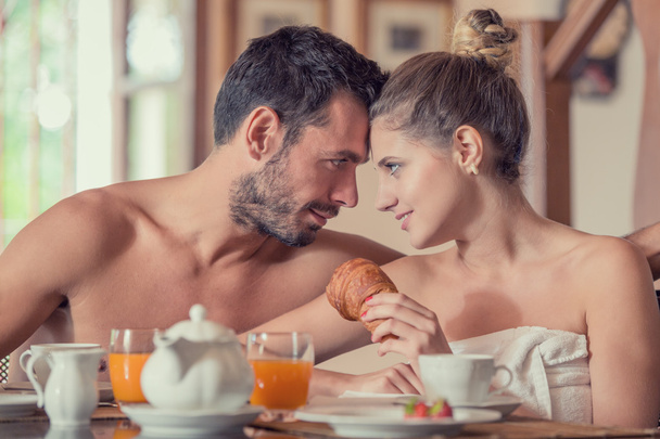 Young undressed couple have breakfast in the morning - Fotoğraf, Görsel