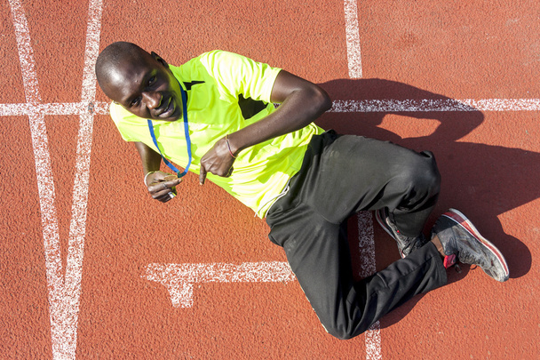 sprinter muestra al ganador de la medalla de oro
 - Foto, imagen