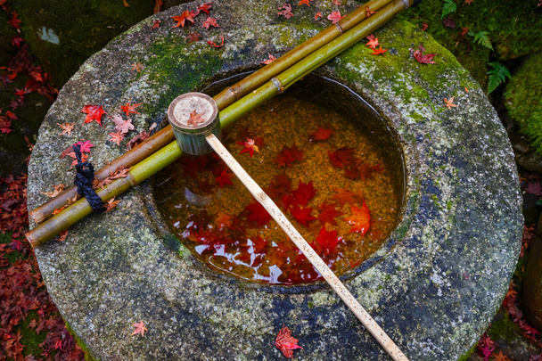京都江東寺における石盆地のひしゃくの水, 日本 - 写真・画像