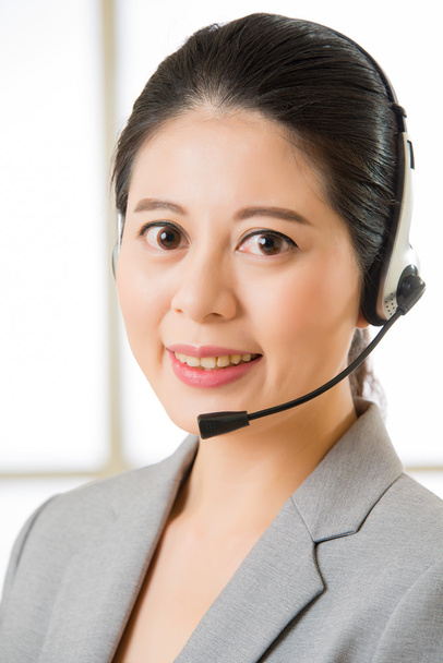 Hermosa asiático negocio servicio al cliente mujer sonriendo
 - Foto, imagen