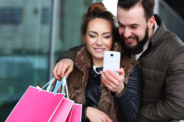 Young couple shopping with smartphone  - Foto, imagen