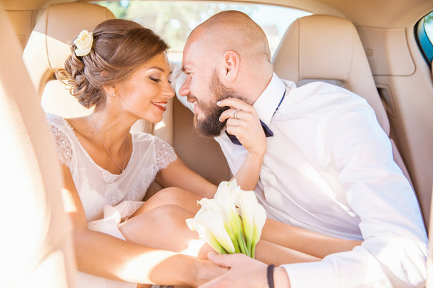 Jeunes mariés en voiture
 - Photo, image