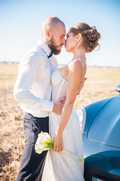 Recém-casados perto do carro
 - Foto, Imagem