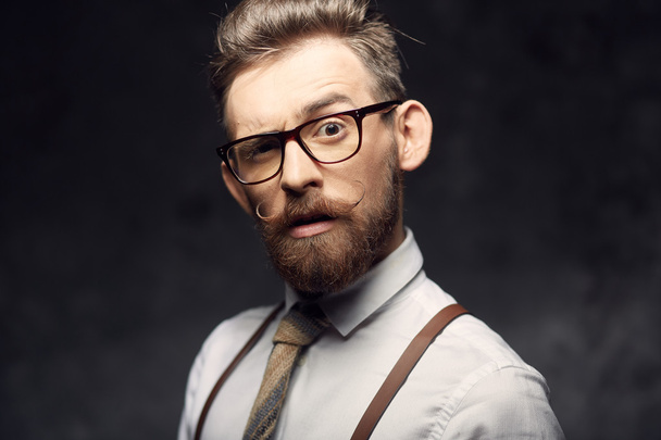 эмоциональный мужчина с усами и бородой
 - Фото, изображение