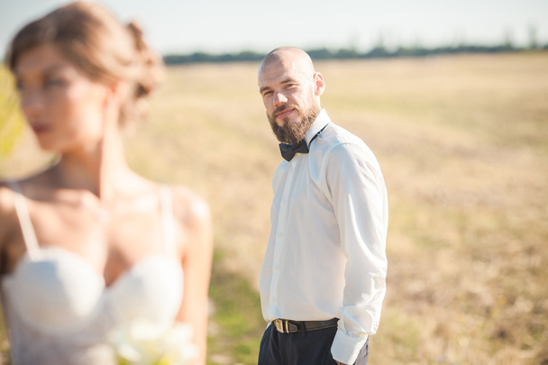 Groom olhando para sua noiva
 - Foto, Imagem