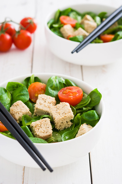 Vejetaryen tofu salata domates ve kuzu 's marul - Fotoğraf, Görsel