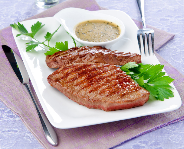grilovaný steak na bílé plotně - Fotografie, Obrázek