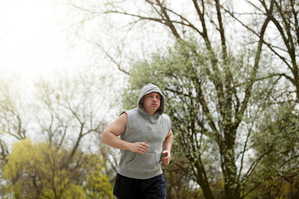 Homme actif faisant du jogging dans le parc. Coupe de course
. - Photo, image