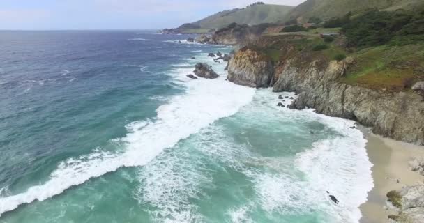 Sahilde okyanus dalgaları kırmak - Video, Çekim
