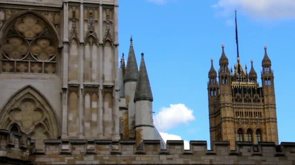Palace of Westminster, Houses of Parliament, met Groot-Brittannië vlag - Video