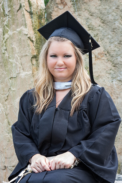 ženský college absolvent portrét v čepici a šaty - Fotografie, Obrázek