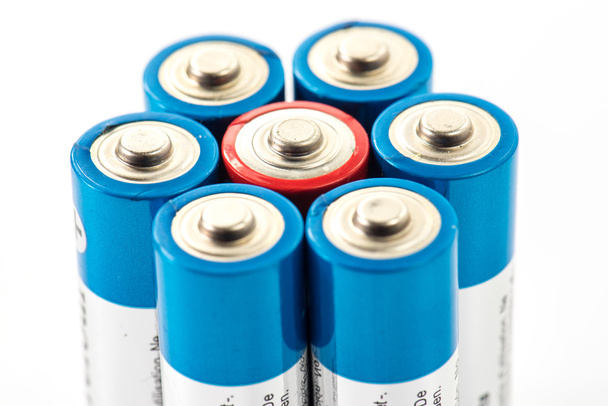 Baterias alcalinas aa tamanho no fundo branco
 - Foto, Imagem