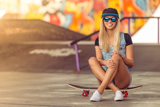Mooi skateboarden meisje - Foto, afbeelding