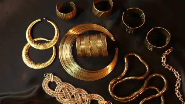 Набір красивих східних золотих ювелірних виробів (індійські, арабські, африканські, єгипетські) - Кадри, відео