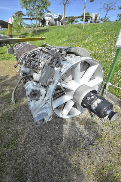 Двигун реактивного винищувача
 - Фото, зображення