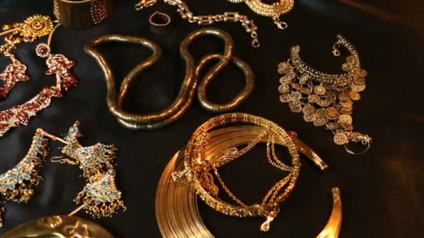 Tesoro, Conjunto de hermosas joyas de novia de oro oriental (indio, árabe, africano, egipcio
) - Metraje, vídeo