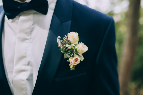 Bräutigam in Anzug und Boutonniere - Foto, Bild