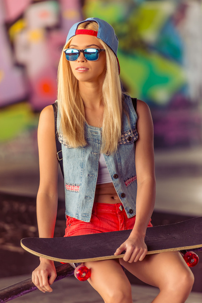 Mooi skateboarden meisje - Foto, afbeelding