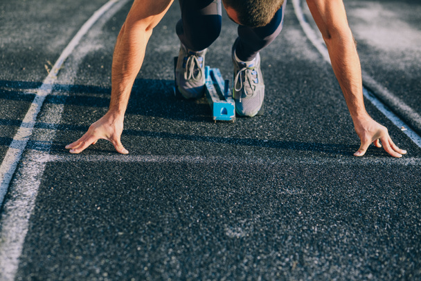 Görüntü sprinter bacaklar yukarı kapatın   - Fotoğraf, Görsel
