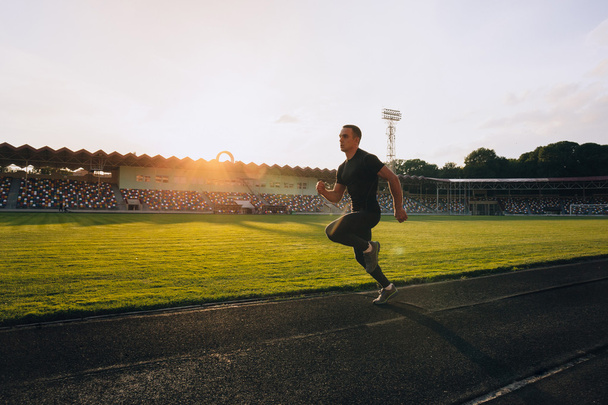 běžec na trati na sportovní stadion - Fotografie, Obrázek