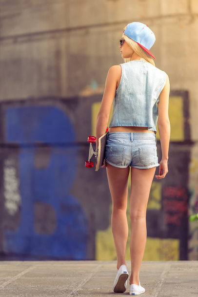 Beautiful skateboarding girl - Foto, imagen