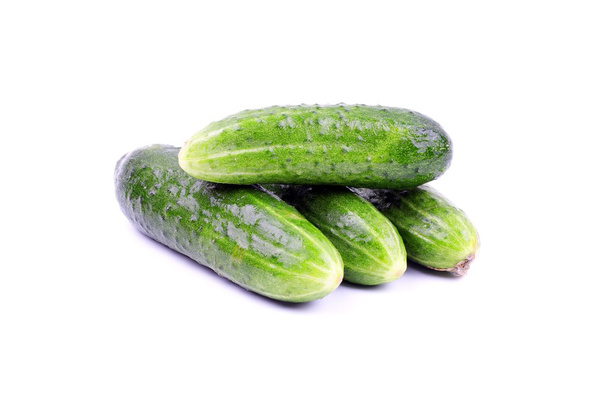 komkommers op een witte achtergrond  - Foto, afbeelding