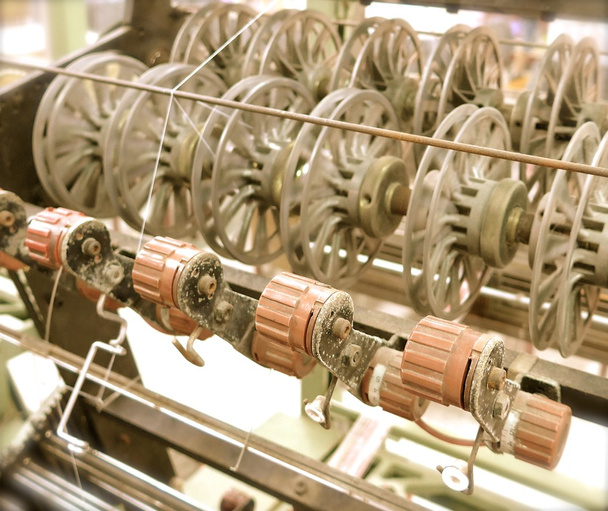 Máquina de coser primer plano con el hilo
  - Foto, imagen