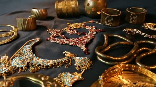 Trésor, ensemble de beaux bijoux de mariée en or oriental (indien, arabe, africain, égyptien
) - Séquence, vidéo