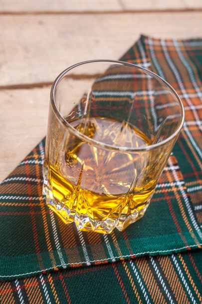 Skotská whisky na tartanu - Fotografie, Obrázek