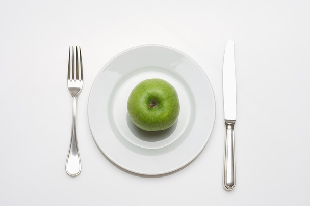 Яблочно-диетическая пища на тарелке
 - Фото, изображение