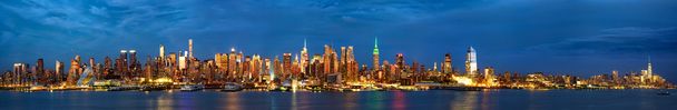 Manhattan skyline panorama al atardecer
 - Foto, Imagen