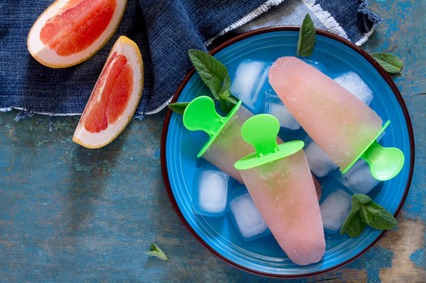 Ízletes gyümölcsöt jég, grapefruit, vintage, fa háttér - Fotó, kép