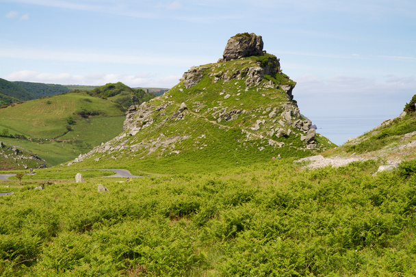 Castle rock in de vallei van de rotsen in de buurt van lynmouth devon - Foto, afbeelding