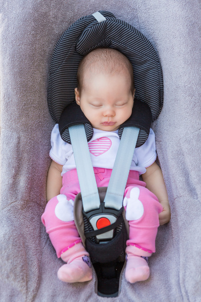 Nouveau-né bébé fille assis dans un siège d'auto
 - Photo, image