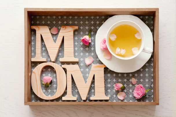 Mom word with cup of tea and flowers - Foto, afbeelding