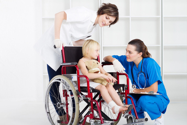 Doctor, nurse and little girl patient - Foto, Imagen