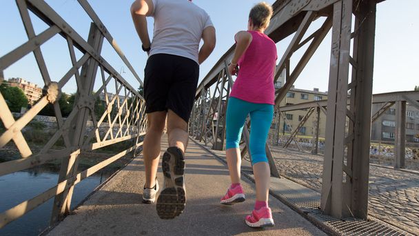 zdravý dospělý pár jogging - Fotografie, Obrázek