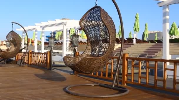 Kerek modern bútorok műanyag fonott székekkel kert. Aqua park, Baku, Azerbajdzsán - Felvétel, videó