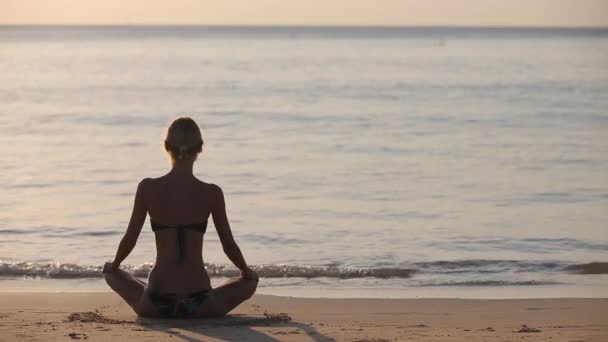 mediteren op het strand - Video