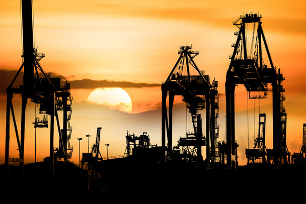 Conteneur cargo cargo avec pont-grue de travail dans le chantier naval à Silhouette Avec coucher de soleil, Logistic Import Export concept de fond
. - Photo, image