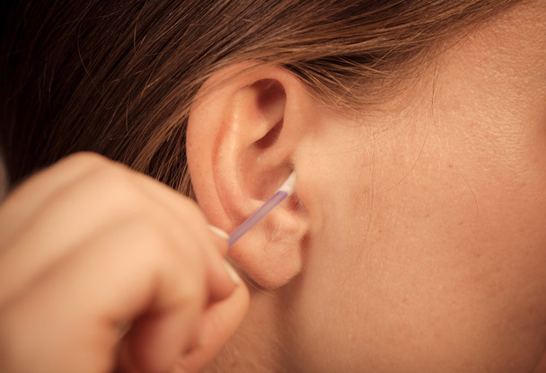 mulher limpeza orelha
  - Foto, Imagem