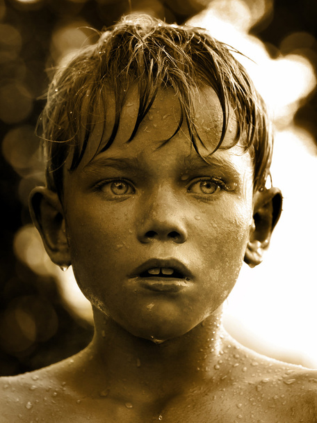 Vintage-Porträt eines Kindes mit Wassertropfen im Gesicht - Foto, Bild