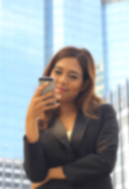Портрет азиатской бизнес-женщины на черном платье используют мобли
 - Фото, изображение