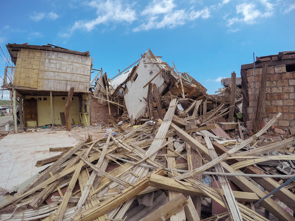 Edificios destruidos por terremoto, Ecuador, América del Sur
 - Foto, imagen