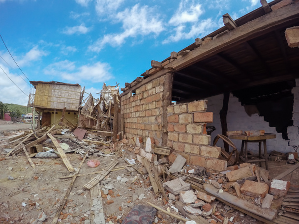 Katastrofalne trzęsienie ziemi w Ekwadorze, Ameryka Południowa - Zdjęcie, obraz