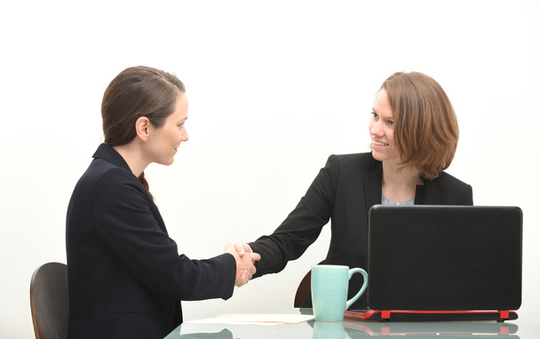 Deux femmes d'affaires serrant la main  - Photo, image