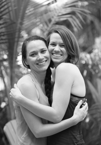 Dos hermanas o amigos abrazándose y sonriendo
 - Foto, imagen